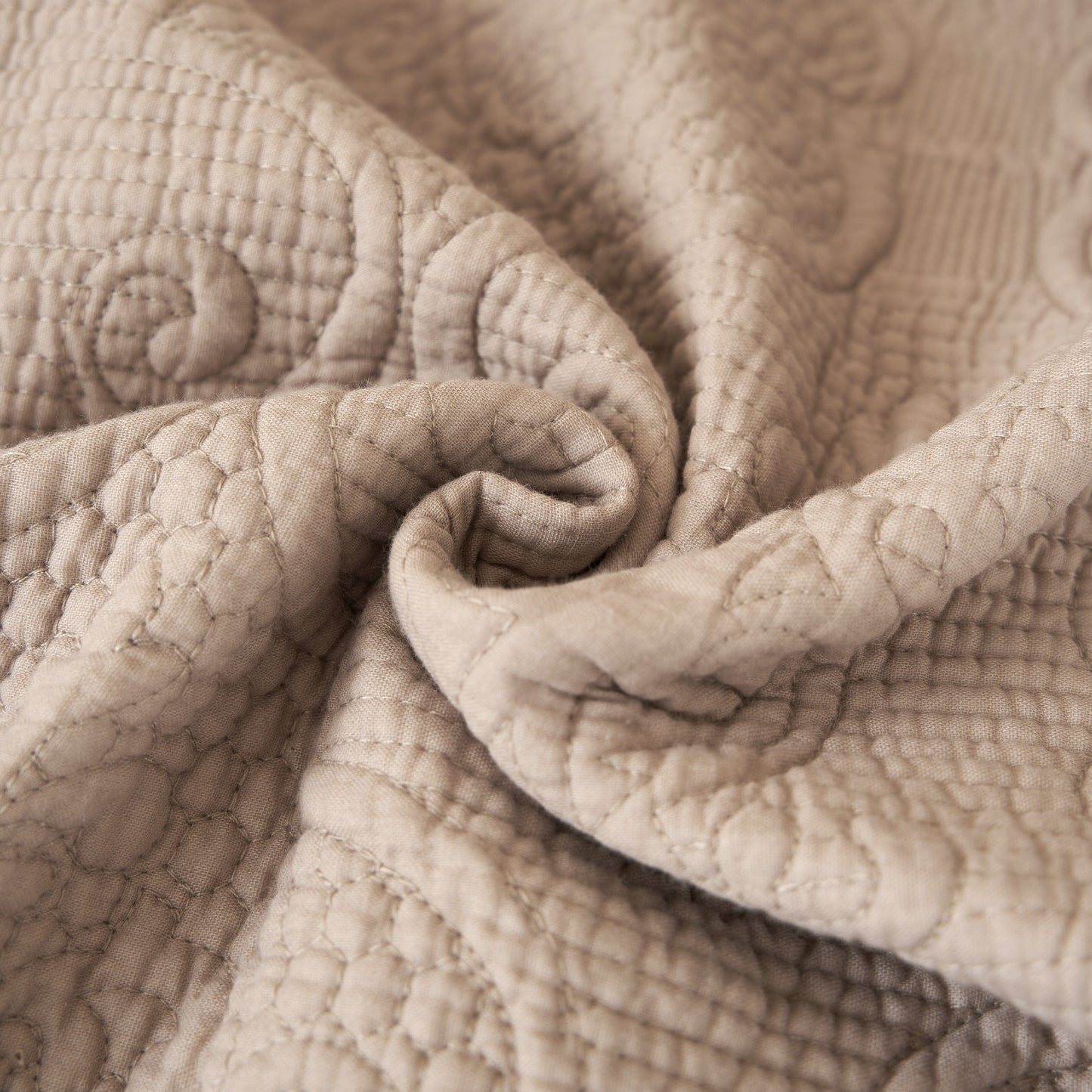 DaDa Bedding Elegant Fringed Cotton Quilted Throw Blanket - Luxurious Solid Soft Paisley Pattern, Cozy Lightweight Lap Throw, Perfect for Couch or Bed, Neutral Sandy Taupe Tan Beige, 50x60 Inches