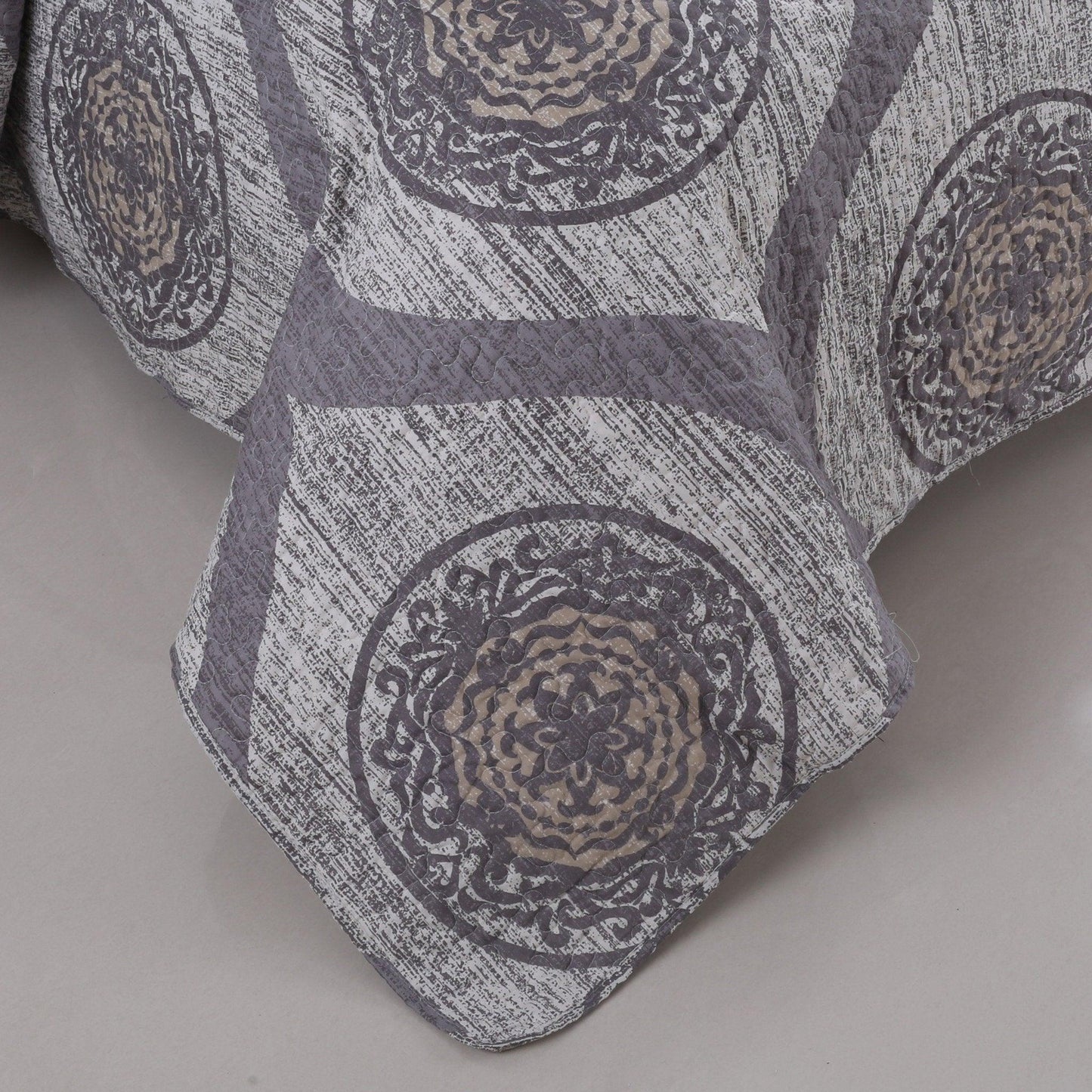 DaDa Bedding Rustic Grey Mosaic Distressed Medallion Reversible Quilted Bedspread Set (SD16299)